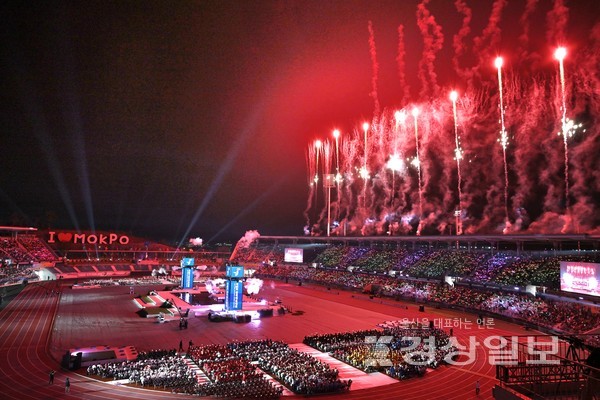 '생명의 땅 전남 함께날자 대한민국'을 슬로건으로 내건 제104회 전국체육대회가 13일 전남 목포시에서 개막됐다. 목포종합경기장에서 열린 개회식에서 대회 시작을 알리는 축포가  밤하늘을 수놓고 있다. 목포=김동수기자 dskim@ksilbo.co.kr