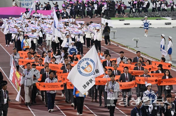 13일  전남 목포종합경기장에서 열린 104회 전국체육대회  개회식에서 울산시선수단이 힘차게 입장하고 있다. 목포=김동수기자 dskim@ksilbo.co.kr