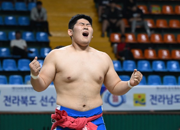 14일 전남 구례실내체육관에서  열린 제104회 전국체육대회 씨름경기 남고부 장사급에서 금메달을 차지한 울산  김병호(강남고3) 선수가 포효하고 있다. 김병호 선수는 전국체전 3연패를 달성했다.  김동수기자 dskim@ksilbo.co.kr
