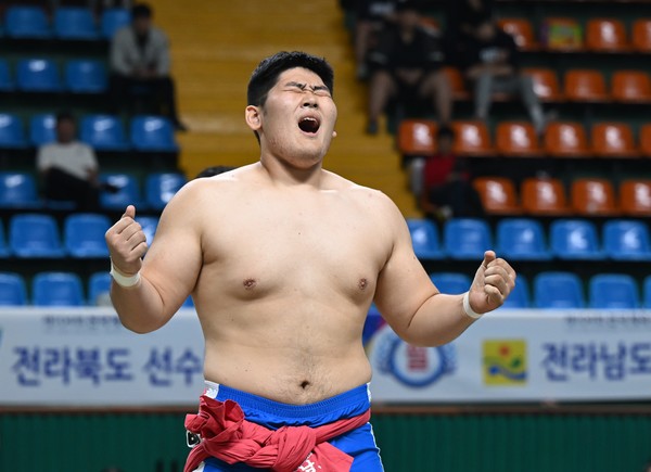 14일 전남 구례실내체육관에서  열린 제104회 전국체육대회 씨름경기 남고부 장사급에서 금메달을 차지한 울산  김병호(강남고3) 선수가 포효하고 있다. 김병호 선수는 전국체전 3연패를 달성했다.  김동수기자 dskim@ksilbo.co.kr