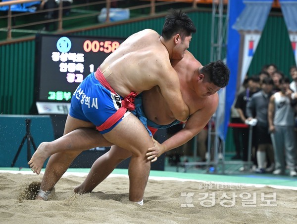 14일 전남 구례실내체육관에서  열린 제104회 전국체육대회 씨름경기 남고부 장사급에서 금메달을 차지한 울산  김병호(강남고3) 선수가 결승경기를 펼치고 있다. 김병호 선수는 전국체전 3연패를 달성했다.  김동수기자 dskim@ksilbo.co.kr 