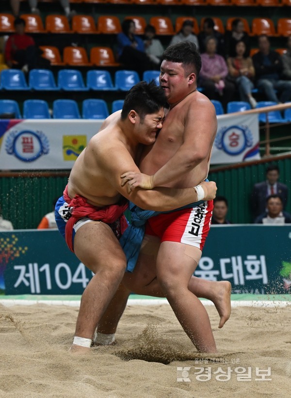 14일 전남 구례실내체육관에서  열린 제104회 전국체육대회 씨름경기 남고부 장사급에서 금메달을 차지한 울산  김병호(강남고3) 선수가 결승경기를 펼치고 있다. 김병호 선수는 전국체전 3연패를 달성했다.  김동수기자 dskim@ksilbo.co.kr 