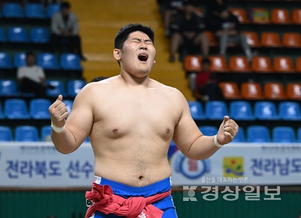 14일 전남 구례실내체육관에서  열린 제104회 전국체육대회 씨름경기 남고부 장사급에서 금메달을 차지한 울산  김병호(강남고3) 선수가 포효하고 있다. 김병호 선수는 전국체전 3연패를 달성했다.  김동수기자 dskim@ksilbo.co.kr