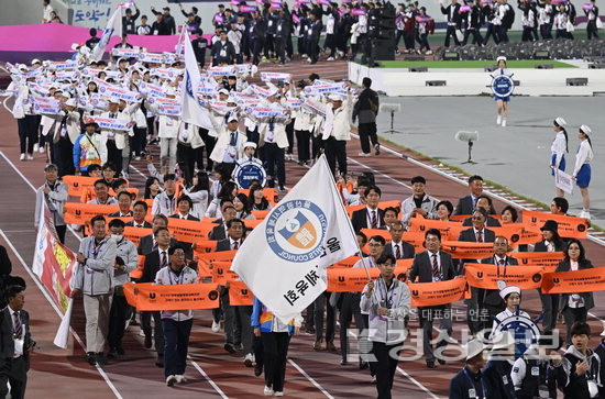 ▲ 지난 13일 전남 목포종합경기장에서 열린 104회 전국체육대회  개회식에서 울산시선수단이 힘차게 입장하고 있다.