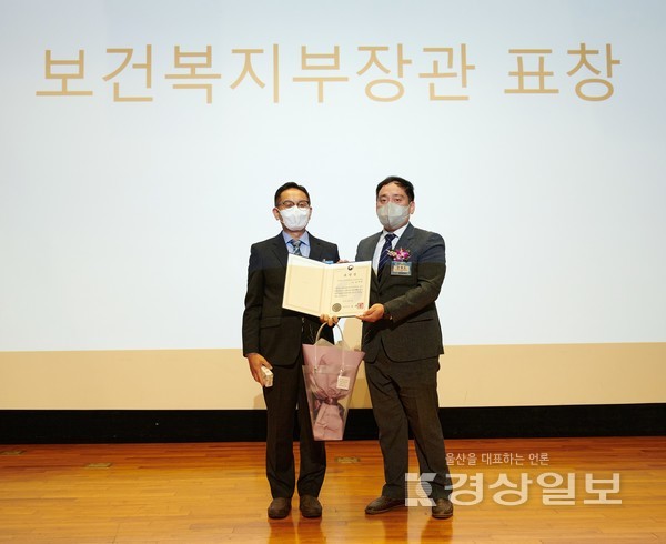 울산대학교병원 김태현 적정진료관리팀 차장이 최근 대한병원행정관리자협회 주최로 열린 2023년 정기종합학술대회에서 보건복지부장관 표창을 받았다.