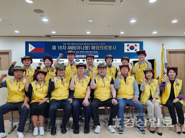 중구청소년문화의집은 19일 S-OIL 봉사단과 청소년이 참여한 가운데 제78주년 경찰의 날(10월21일)을 앞두고 크랜베리머핀을 만들어 중부경찰서 학성지구대에 전달했다.