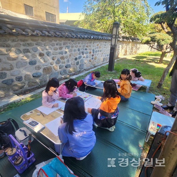 사단법인 그린울산포럼(회장 김소라)은 작년에 이어 올해 제2회 울산 학 그리기 대회를 개최하였다. 학의 고장을 상징하는 동헌(가학루, 일학헌, 반학헌편액)에서 진행되었다