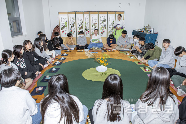 울산 언양향교(전교 강준상)는 지난 20일 신언중학교 1학년 170명을 대상으로 한복 입기와 큰절하기 체험, 다례 체험, 비석 치기, 투호 등 전통문화·예절 체험학습을 진행했다.