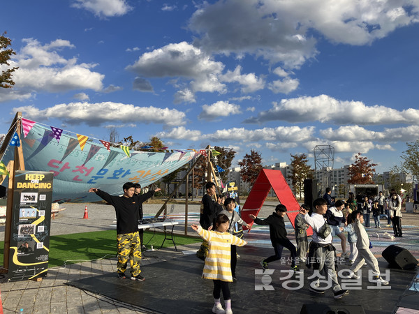 포시크루가 지난 21일 울산 북구 달천동 달천철장에서 찾아가는 문화마당 사업의 일환으로 ‘KEEP ON DANCING’를 펼쳤다.