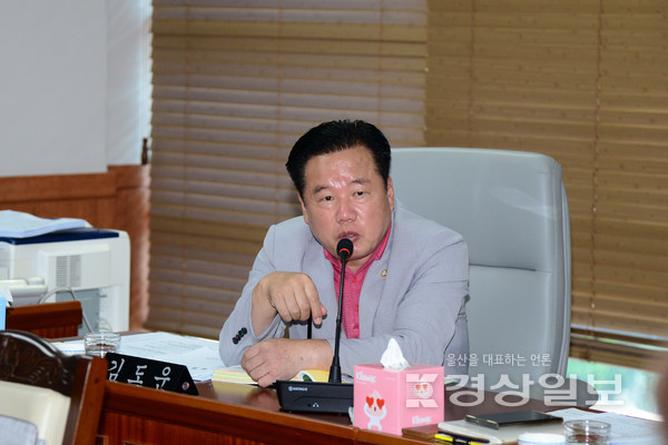 울산 중구의회(의장 강혜순)가 울산에서는 처음으로 전세사기피해를 보호하고 지원하기 위한 조례를 제정하고 나섰다.