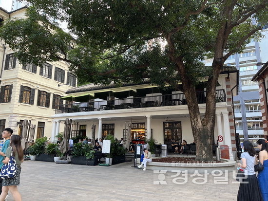 ▲ 중앙광장 망고나무 앞에 과거 무기고로 사용됐던 건물에는 음식점 ‘Armoury Terrace’와 ‘Aaharn’이 있다.