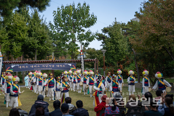 울산달리농악보존회가 29일 울산 남구문화원 야외공연장에서 ‘내리소 내리소 서낭서낭 내리소’를 주제로 제7회 울산달리농악 정기발표회를 열었다.