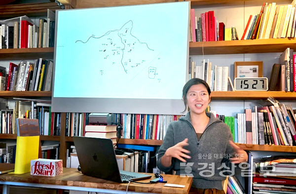엄도현 작가가 29일 대구에서 열린 '대구는 거대한 못이었다' 작가토크쇼에서 책 집필 전반에 대해 이야기 하고 있다.