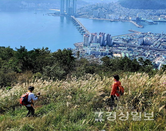 ▲ 봉래산은 높지는 않지만 여느 산보다 풍경이 좋고 코스가 다양해 산행하기에 좋다.