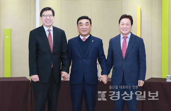 ▲ 지난해 부산시청에서 열린 부울경 시도지사 간담회에서 김두겸 울산시장, 박형준 부산시장, 박완수 경남도지사가 초광역 협력을 논의한 후 기념촬영을 하고 있다. 울산시 제공