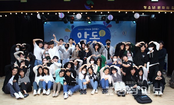 울산북구청소년문화의집은 지난 4일 문화의집에서 부스체험과 공연 등이 어우러진 청소년동아리페스티벌 악동 ‘season10’~ince2014’’를 열었다.