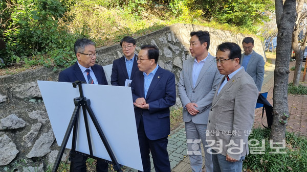 국민의힘 이채익(울산 남갑) 국회의원이 7일 남구 올림푸스아파트 일원 대공원로 도로확장 사업 현장을 방문했다.