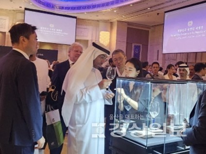 UAE 국경일을 맞아 열린 클로이수 전시회에서 칠보 와인잔을 감상중인 아흐메드 알 사예그 아랍에미레이트 국무장관.