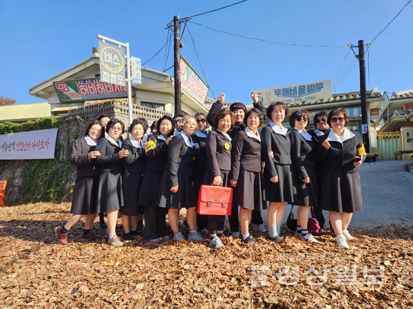 울산 남구 고래문화마을 장생포 옛마을 내에 조성한 낙엽길이 추억의 교복을 입고 사진을 찍는 포토존 등으로 방문객의 큰 인기를 얻고 있다.