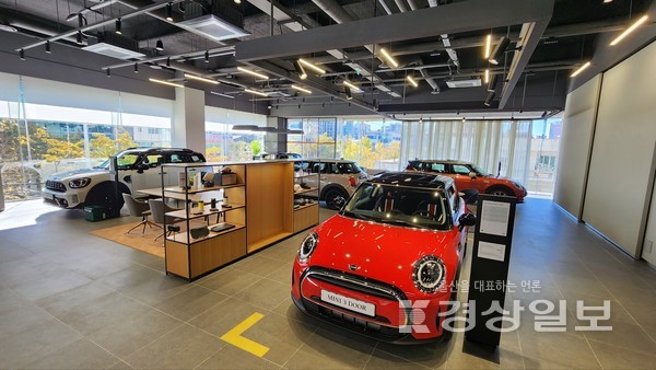 BMW MINI 공식 딜러사인 동성 모터스가 MINI 울산 전시장을 새 단장하여 공식 오픈했다.
