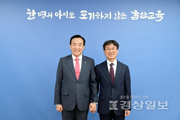 박천동 북구청장은 13일 울산시교육청을 찾아 천창수 울산교육감과 지역 교육여건개선 등 교육 관련 현안을 논의했다.  사진영상부 김경우 기자 woo@ksilbo.co.kr