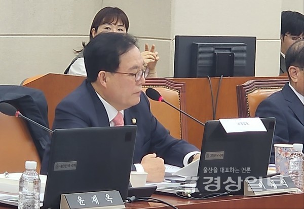 국민의힘 이채익(울산 남갑) 의원이 15일 국회 국방위원회 회의실에서 열린 합동참모 의장 인사청문회에서 김명수 합참의장 후보자에 대해 질의하고 있다.