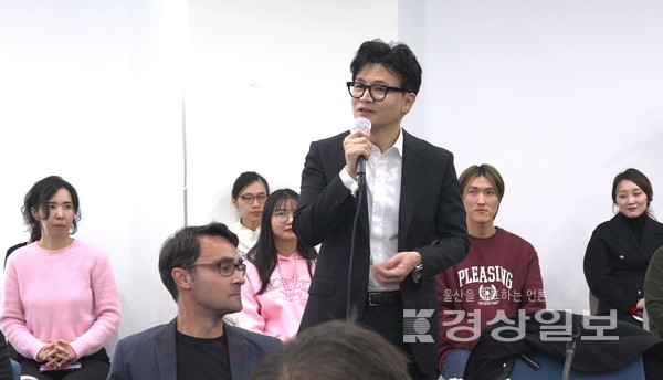 한동훈 법무부 장관이 24일 울산시 울주군 울산과학기술원(UNIST)에서 열린 '과학기술 우수 외국인 인재 유치 및 정착 지원을 위한 간담회'에 참석해 발언하고 있다. 김도현기자 do@ksilbo.co.kr