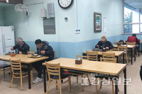 6일 낮 12시5분께 울산시노인복지관에는 점심을 먹기 위해 찾아온 노인들로 경로식당이 발디딜 틈없이 가득 찬데 반해 울산시장애인체육관 구내식당은 빈자리들이 눈에 띈다.