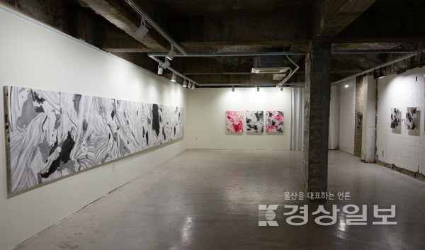 시각예술 작업을 하는 박은지 작가가 8일까지 울산 중구 문화의거리 어라운드울산에서 개인전 ‘감각의 물결’을 열고 있다. 사진은 전시 전경.