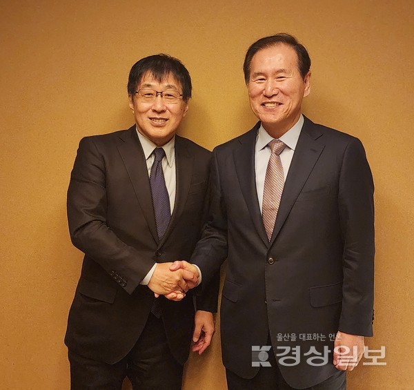 김동섭 한국석유공사 사장(오른쪽)과 이치로 타카하라 JOGMEC CEO가 기념사진을 촬영하고 있다.
