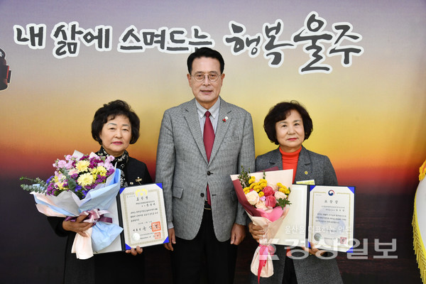 문군자 새마을문고중앙회울산울주군지부 회장과 김두연 울주군 삼동면 새마을부녀회장이 새마을운동 유공자로 선정돼 대통령상, 행안부장관상을 수상한 가운데 이순걸 군수가 수상자들과 13일 군수실에서 상장 전수식을 가졌다.