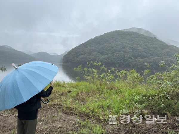 변은영 엔비댄스컴퍼니 대표는 ‘반구천 암각화의 각’ 공연을 위해 비 오는 날 반구대 답사를 다녀왔다.