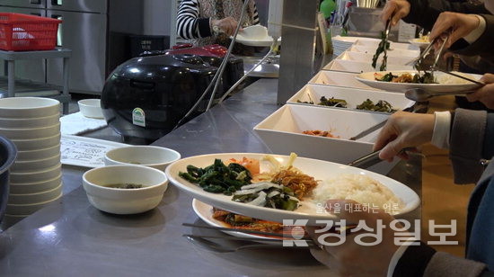 ▲ 초하루 법회 이후 같이 공양을 하고 있는 모습.