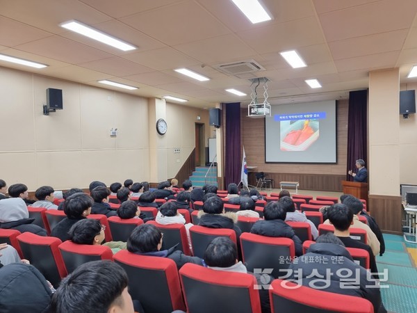 울산 강남교육지원청은 19일 울산 울주군 언양읍 언양고등학교 대강당에서 수능을 마친 3학년 학생을 대상으로 흡연 예방 교육과 금연 캠페인을 실시했다.