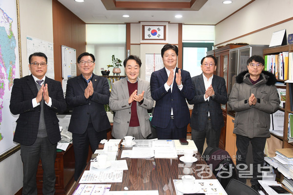 울산시의회 원전특별위원회(위원장 공진혁)는 20일 원전 안전·산업 관련 전문가들을 초빙해 특위 운영 방향과 울산시 원전산업 발전 방향 논의를 위한 사전 간담회를 열어 원전특위 위원들의 원전 관련 전문성 제고를 위한 정책자문위원회 구성 계획에 대해 논의했다.