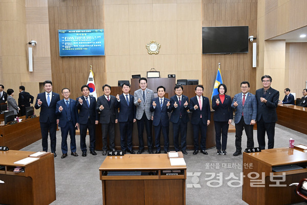 울산 울주군의회(의장 김영철)가 20일 제226회 정례회 제4차 본회의를 끝으로 올 한해 공식 의사일정을 모두 마무리했다. 김영철 의장을 비롯한 의원들과 이순걸 군수가 기념촬영 하고 있다.