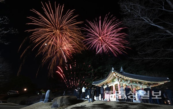 1일 울산대공원에서 열린 제야행사에서 2024년을 알리는 축포가 밤하늘을 수놓고 있다. 김동수기자 dskim@ksilbo.co.kr 