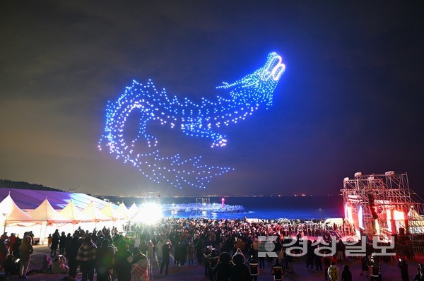 1일 한반도 내륙에서 일출을 가장 먼저 볼 수 있는 울산시 울주군 간절곶에서 열린 2024년 해맞이행사에서 1000대의 드론이 청룡이미지를 연출하고 있다. 김동수기자 dskim@ksilbo.co.kr