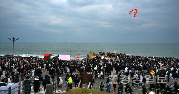 1일 한반도 내륙에서 일출을 가장 먼저 볼 수 있는 울산시 울주군 간절곶을 찾은 관광객들이 해안선을 가득 메운 채 2024년 첫 해를 기다리고 있다. 김동수 기자 dskim@ksilbo.co.kr