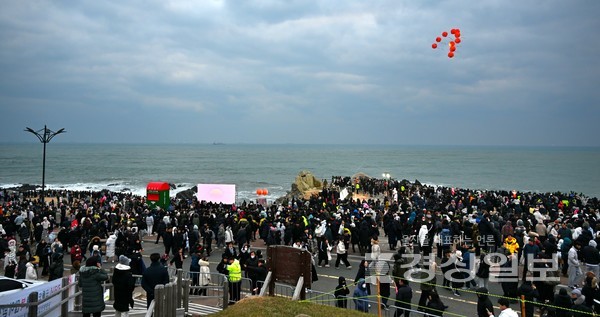 1일 한반도 내륙에서 일출을 가장 먼저 볼 수 있는 울산시 울주군 간절곶을 찾은 관광객들이 해안선을 가득 메운 채  2024년 첫 해를 기다리고 있다.  김동수 기자 dskim@ksilbo.co.kr