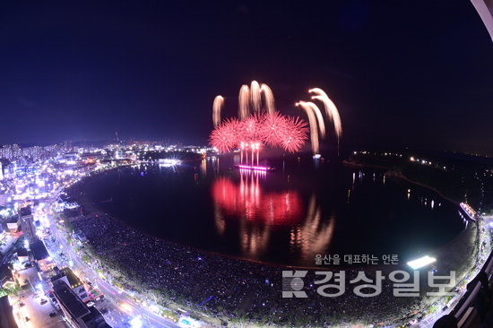 ▲ 지난해 6월 동구 일산해수욕장에서 열린 ‘울산불꽃축제’.