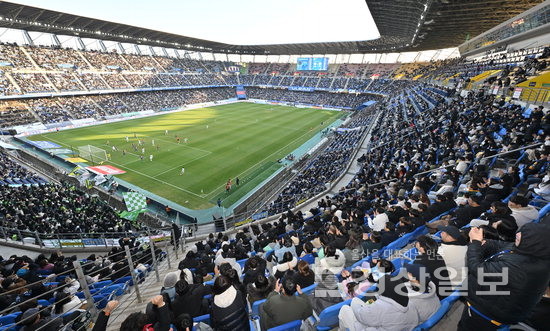 ▲ 관중으로 가득찬 울산문수축구장.