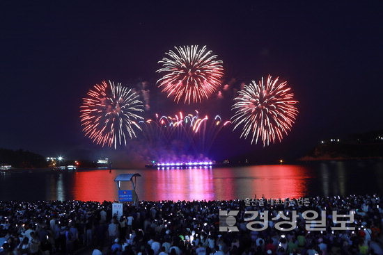 ▲ 지난 6월 동구 일산해수욕장에서 진행된 불꽃축제.