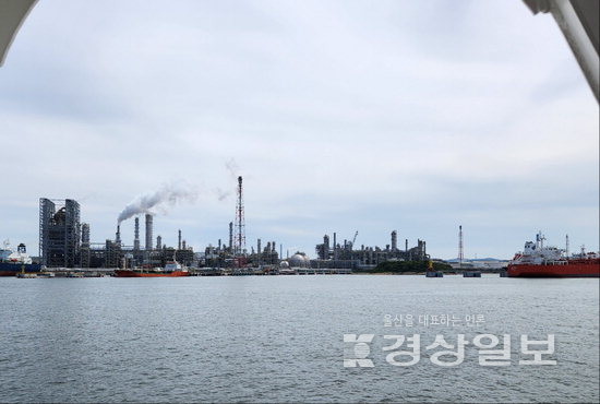▲ 울산시의 다목적 어업 지도선인 ‘울산해오름호’ 선상에서 바라본 국가공단 전경.
