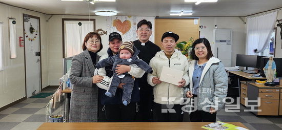 ▲ 빛소금 의료지원 운동의 도움으로 조산의 위험이 있던 아기를 무사히 출산한 베트남 출신 부부.