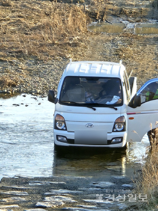 지난 29일 울산 울주군 남창천 일원에서 인근 공사장 차량이 하천에서 불법으로 세차하고 있다.