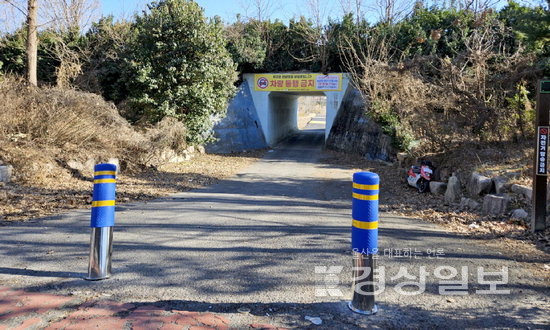 울산경제일자리진흥원 맞은편 굴다리 출입을 막은 이후, 효암로 진입하는 차들이 북구 원연암마을 골목을 이용해 우회하고 있다.