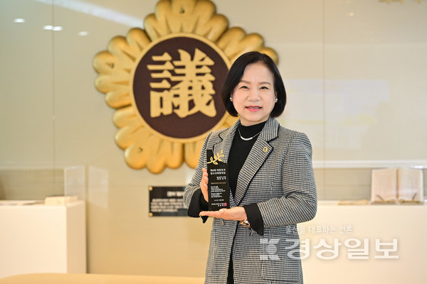 한국청소년재단 주최 ‘제8회 대한민국 청소년 희망대상’에서 광역의원 부문 대상을 수상한 뒤 기념촬영을 하고 있는 손명희 울산시의원.