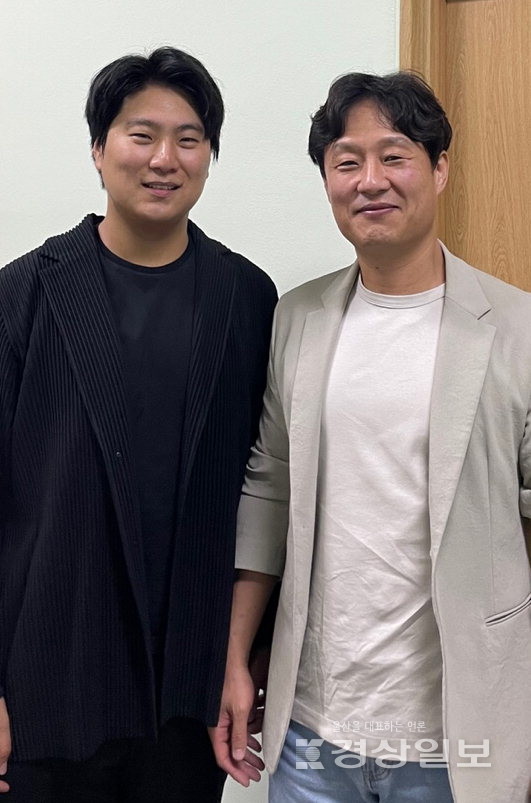 ▲ 런던 심포니 오케스트라 종신단원 임채문(왼쪽)과 본격적으로 음악의 길로 들어서게 한 멘토 장현민 울산시립교향악단 단원이 함께 포즈를 취하고 있다. 임채문 제공