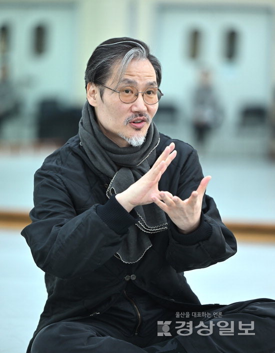 ▲ 박이표 울산시립무용단 예술감독이 창작과 즉흥을 바탕으로 한 새로운 시도에 대해 설명하고 있다. 김동수기자